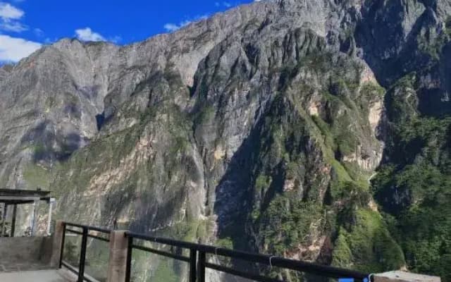 Jijing Xilu Bieyuan｜Starry Canyon Homestay(Hutiaoxia Branch)