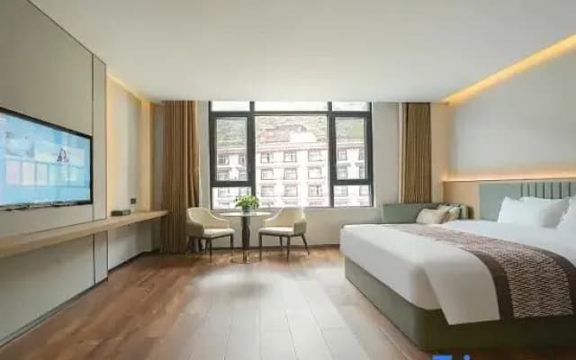 Shengxidun International Hotel (Ganzi Batang 318 National Highway)