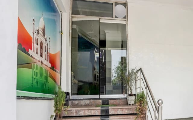 Hotel O Shilpgram Taj Mahal East Gate