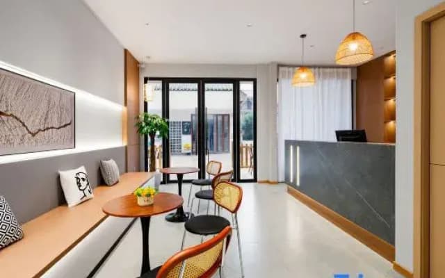 Zhi Shang Private Hot Spring Hotel (E'mei Mountain Scenic Area Huangwan Tourist Center Branch)