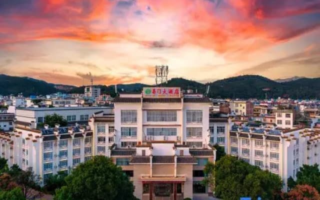Yimenjun Township Hotel
