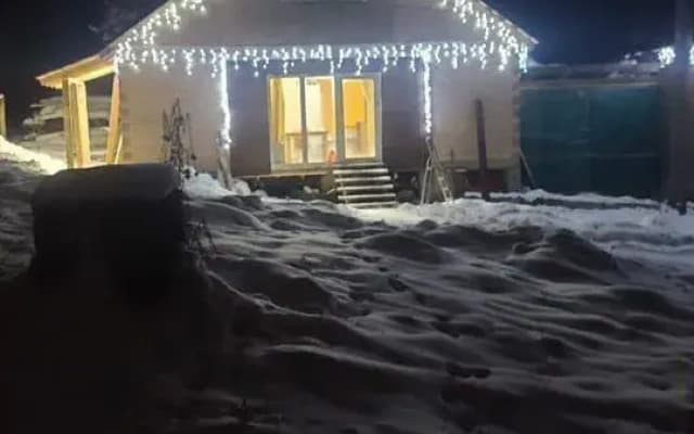 Частный дом в живописном месте на берегу реки Бия