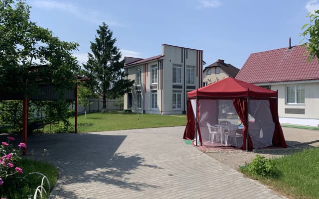 Частный дом у озера