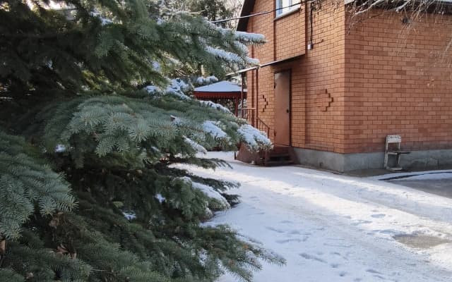 Частный дом Уютный гостевой домик с беседкой