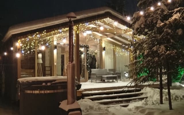 Частный дом с Панорамными Окнами в Лесу с Чаном