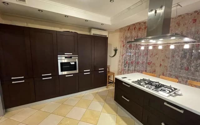 Частный дом в окружении хвойных деревьев в 5 минутах от центра города с размещением 15 человек