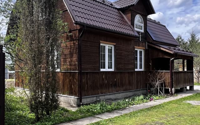 Частный дом четырехкомнатная дача 120 м²