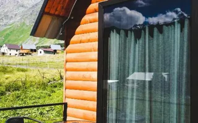 Отель Traveler's Cottages in Kazbegi