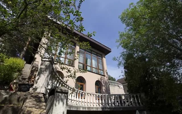 Частный дом Двухэтажный таунхаус на берегу Москвы-реки с собственным выходом к реке с пляжем и пирсом