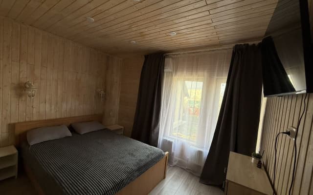 Частный дом из деревянногo срубa с верандой