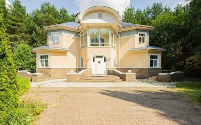 Частный дом лесной с бассейном