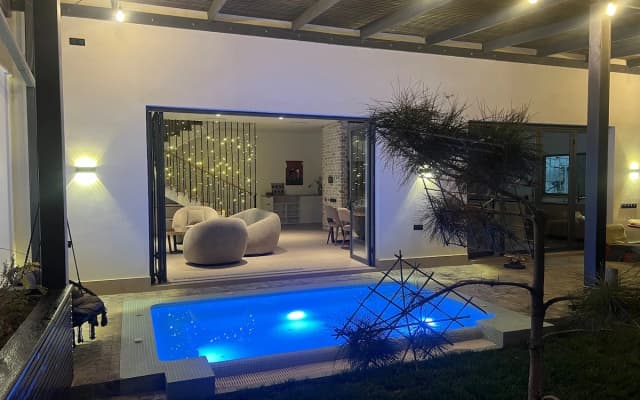 Вилла HiTech Oasis Loft with Outdoor Jacuzzi