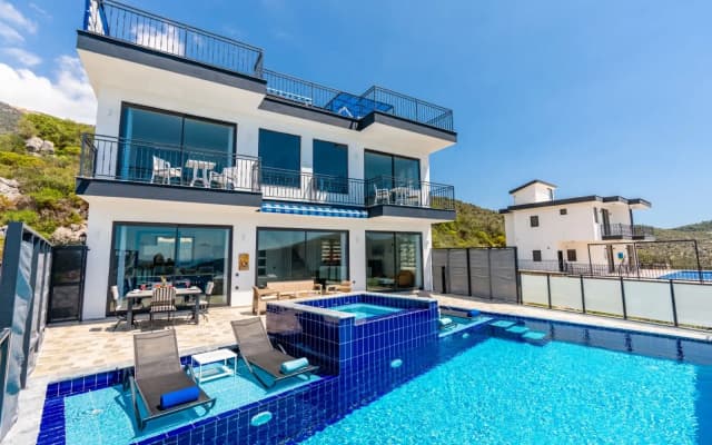 Вилла Modern Villa Overlooking the Sea