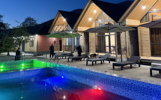 Курортный отель Akhan Resort Gagra - Виллы у реки с видом на горы возле моря