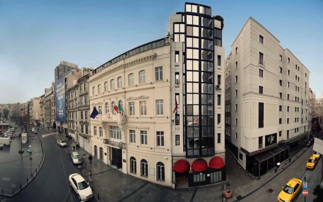 Отель Ramada by Wyndham Istanbul Pera