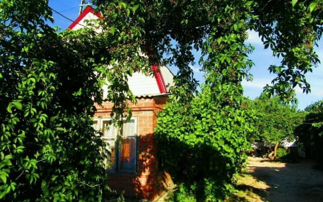 Частный дом С двумя спальнями и крыльцом с садовой мебелью