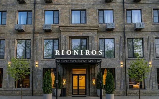 Отель Rioniros