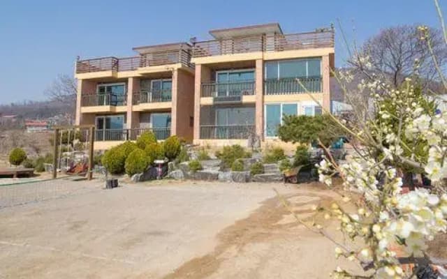 Ganghwa Badatgashimteo Pension