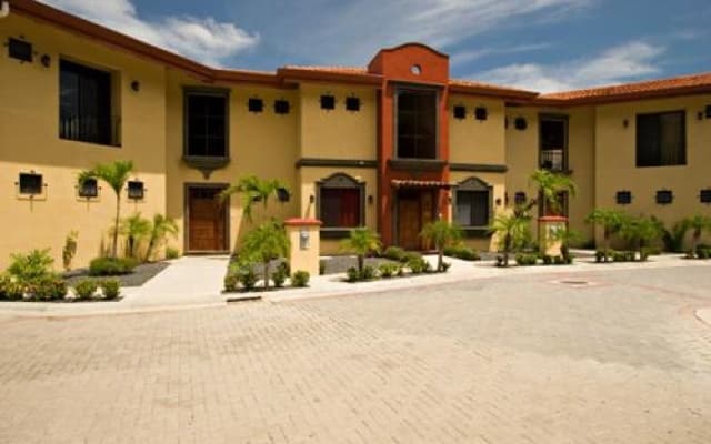 Luxury Flamingo home with ocean view sleeps 10 - walking distance from beach