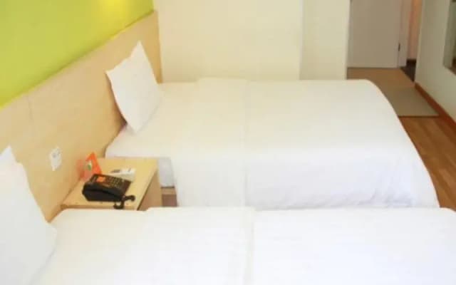 iu hotel (Chongqing Guanyin Bridge Pedestrian Street Metro Station)