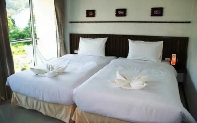 Athome Hotel @Nanai 8 & Thai Kitchen