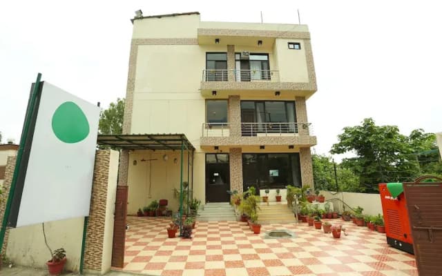 OYO 8785 Hotel Queen's Pearl