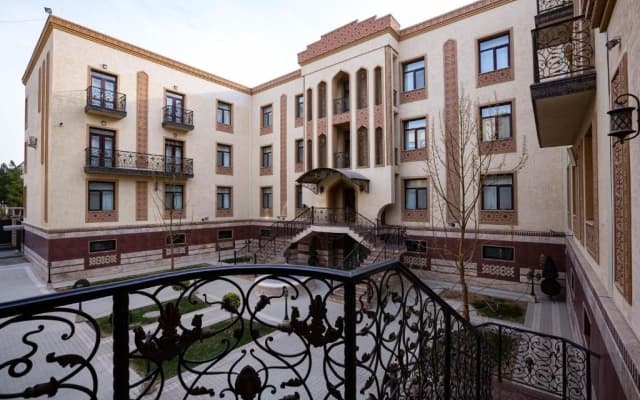 Отель Zargaron Plaza