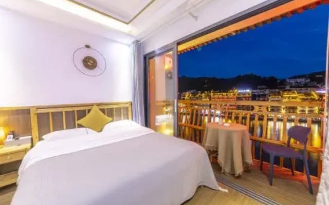 Yuanteng Yuxia Yunshang River View Homestay (Zhenyuan Ancient Town Branch)