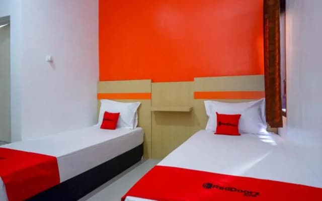 RedDoorz Syariah Near Alun Alun Kota Rembang