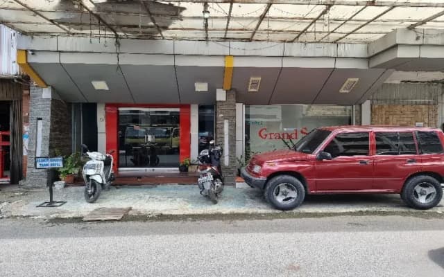 OYO 90952 Hotel Grand Sirao