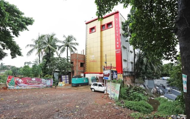 OYO 16627 Xpress Inn