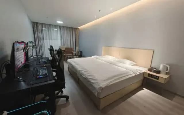 Peach Boutique Hotel (Xinyang Qiansheng Department Store Railway Station)