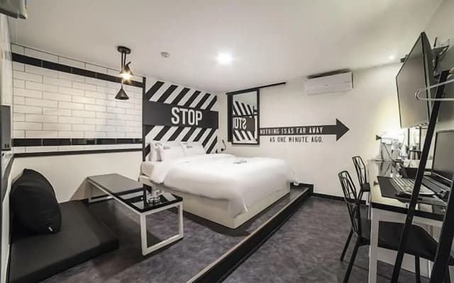 Gunsan Hotel Box