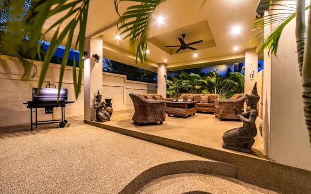 5 Bedroom Pool Villa Close To Town H5