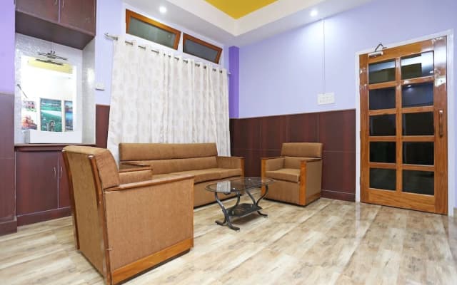 OYO 11696 Holiday Inn Guest House