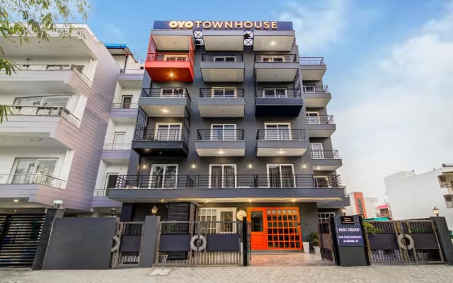 OYO Townhouse 101 Golf Course Road