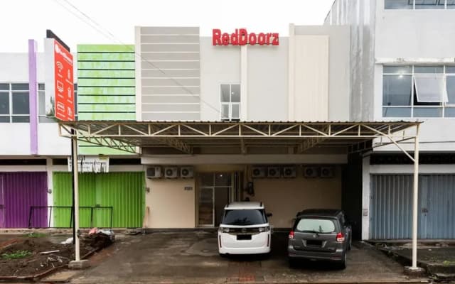 Cemerlang Guesthouse by RedDoorz