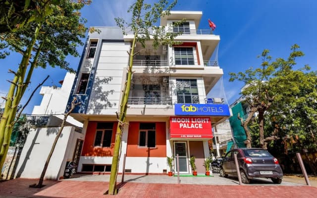 Fabhotel Moon Light Palace