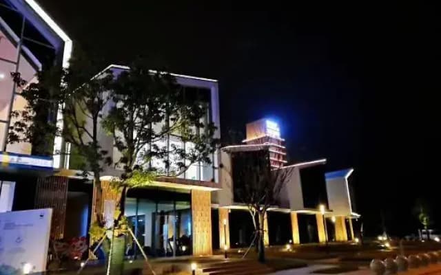 Deep Submarine Star Hotel (Yangzhou East High-speed Railway Station)