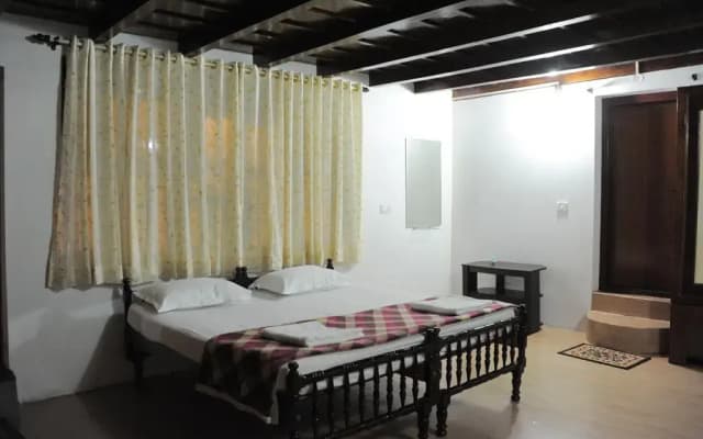 Family Estate Stay Near Murnad