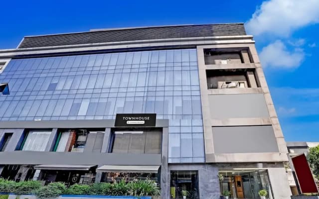 Super Townhouse PBG Mall Vashi