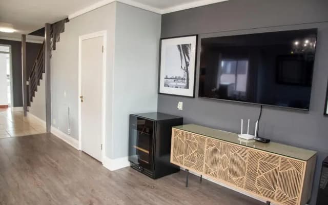 Waterfront New Listng - 8 South Quay -