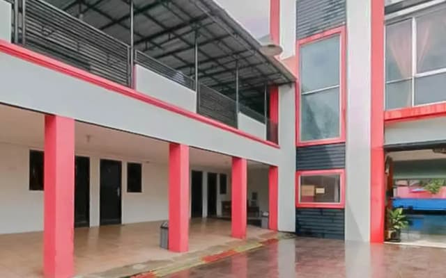 RedDoorz Plus Syariah @ Cibadak Sukabumi