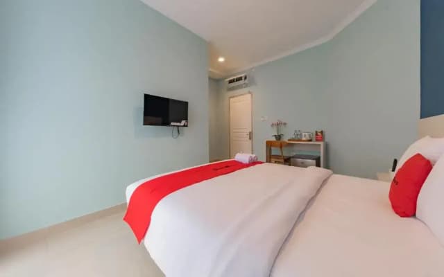 RedDoorz Plus near Surapati Core