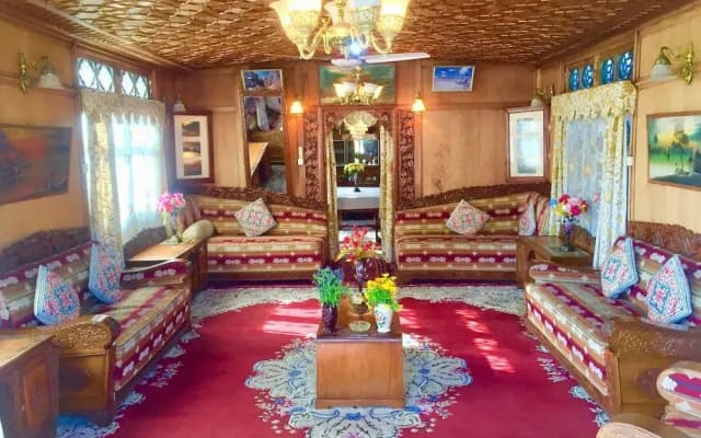 New Sea Palace Houseboats