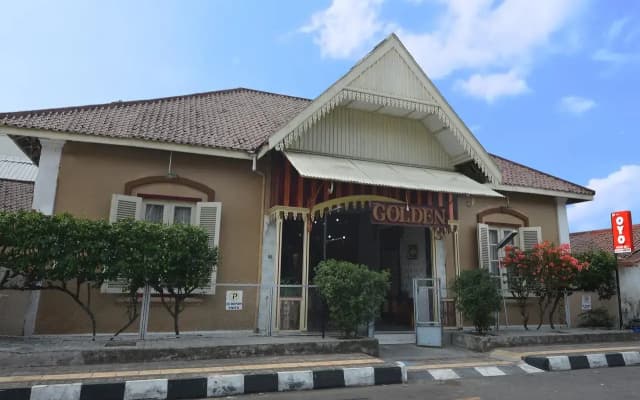 OYO 1303 Golden Inn 2