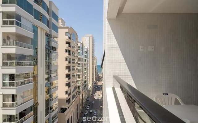 Apto 2Q c/ churrasq. 500m da Meia Praia ROT1001