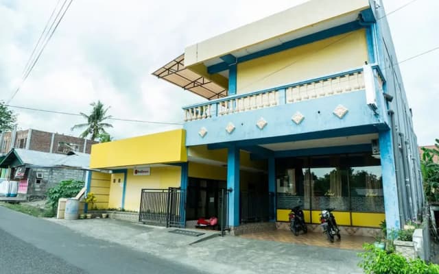 RedDoorz near H. Hasan Aroeboesman Airport