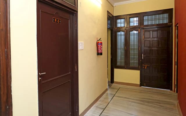Hotel O Greenview Near Munshi Pulia Metro Station