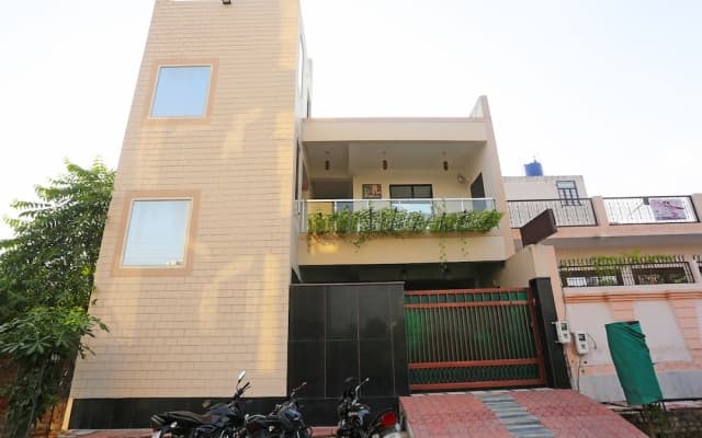 Hotel Taj Niwas by OYO Rooms